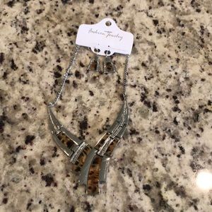 Costume jewelry set necklace w/matching earrings